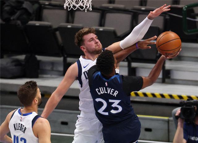 也表现在她 也表现在她